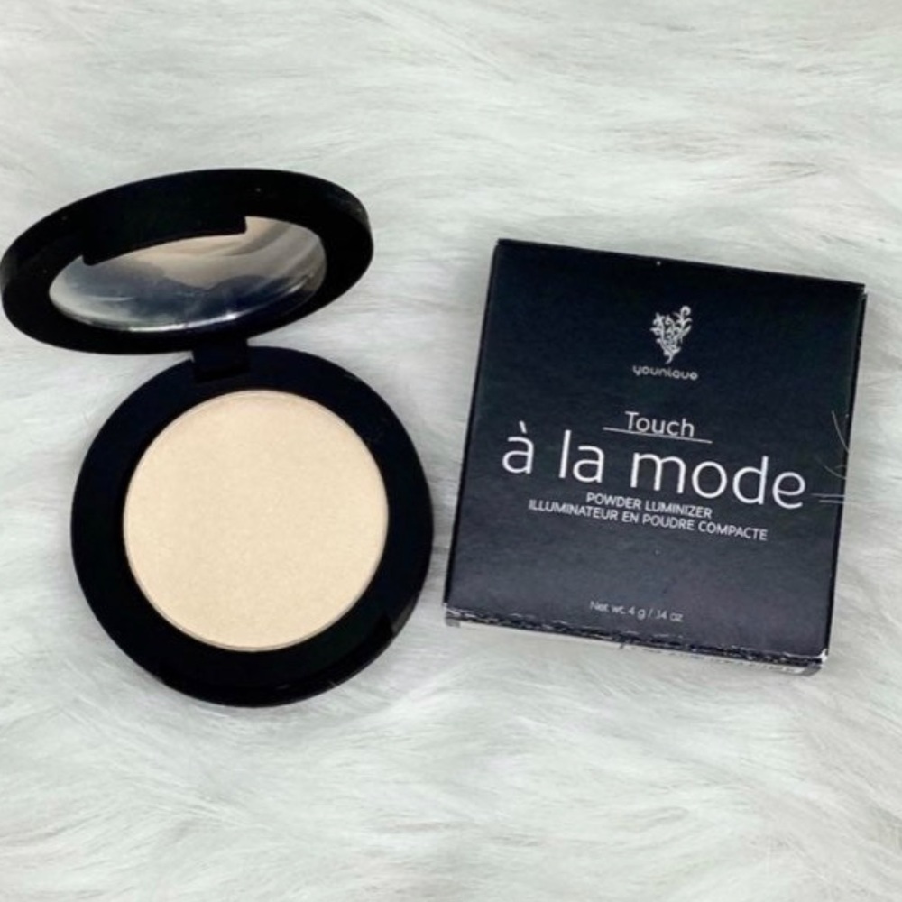 Younique a la mode powder highlighter
